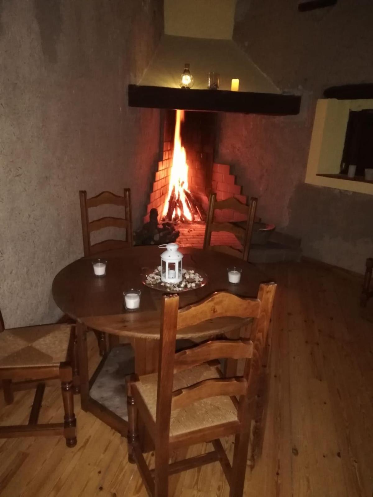 Hotel Restaurante Agapio De Tresnino ควินตานิลยา เด โอเนซิโม ภายนอก รูปภาพ